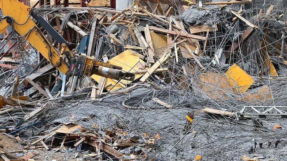 Bagger ziehen an der eingestürzten Talbrücke Schraudenbach an der A7 herabgestürzte Teile auseinander.