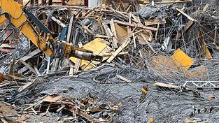 Bagger ziehen an der eingestürzten Talbrücke Schraudenbach an der A7 herabgestürzte Teile auseinander. Bagger ziehen an der eingestürzten Talbrücke Schraudenbach an der A7 herabgestürzte Teile auseinander.