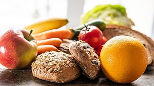 Frisches Obst, Gemüse und Vollkorn gehören auf den Speiseplan. Frisches Obst, Gemüse und Vollkorn gehören auf den Speiseplan.