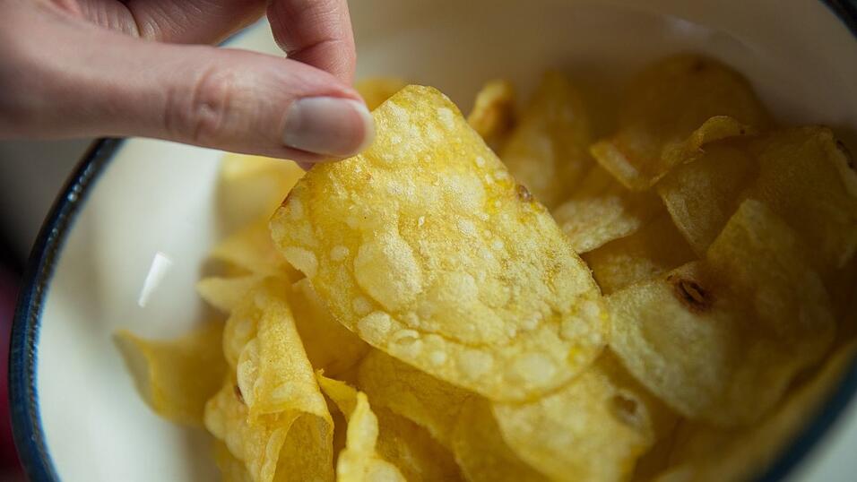 Chips gehören zu den beliebtesten Snacks bei Verbrauchern in Deutschland - manche essen sie auch im Bett. (Archivfoto)