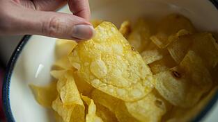 Chips gehören zu den beliebtesten Snacks bei Verbrauchern in Deutschland - manche essen sie auch im Bett. (Archivfoto)