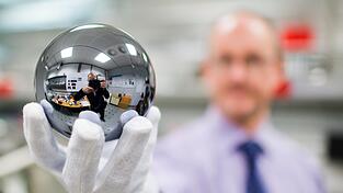 Mit solchen Kugeln wollen Wissenschaftler der PTB in einem internationalen Projekt das Kilogramm neu definieren. Mit solchen Kugeln wollen Wissenschaftler der PTB in einem internationalen Projekt das Kilogramm neu definieren.