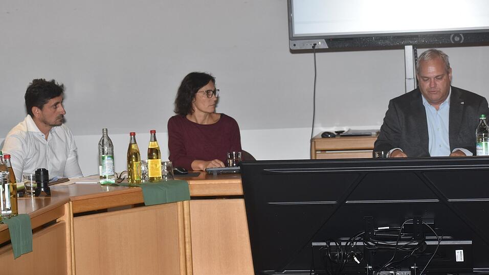 In der Gemeinderatssitzung sprachen zur Falkensteinstraße (von links) Wasserwirtschaftsingenieur Anan Bennani, Bauingenieurin Sylvia Maier und Bürgermeister Martin Fischer. In der Gemeinderatssitzung sprachen zur Falkensteinstraße (von links) Wasserwirtschaftsingenieur Anan Bennani, Bauingenieurin Sylvia Maier und Bürgermeister Martin Fischer.