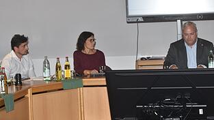 In der Gemeinderatssitzung sprachen zur Falkensteinstraße (von links) Wasserwirtschaftsingenieur Anan Bennani, Bauingenieurin Sylvia Maier und Bürgermeister Martin Fischer. In der Gemeinderatssitzung sprachen zur Falkensteinstraße (von links) Wasserwirtschaftsingenieur Anan Bennani, Bauingenieurin Sylvia Maier und Bürgermeister Martin Fischer.