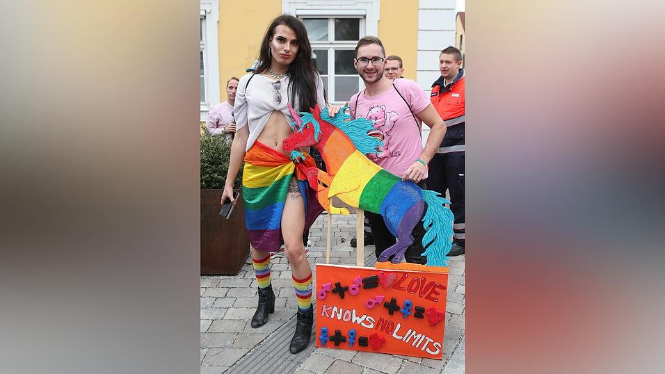 Knapp 2.000 Teilnehmer feierten am Samstag in Landhut den ersten Christopher-Street-Day Niederbayerns.