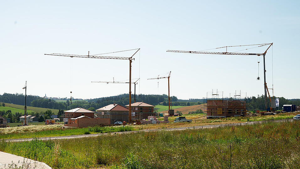 Die Kräne verraten es bereits von weitem: Die Baumaßnahmen schreiten voran. Die Kräne verraten es bereits von weitem: Die Baumaßnahmen schreiten voran.
