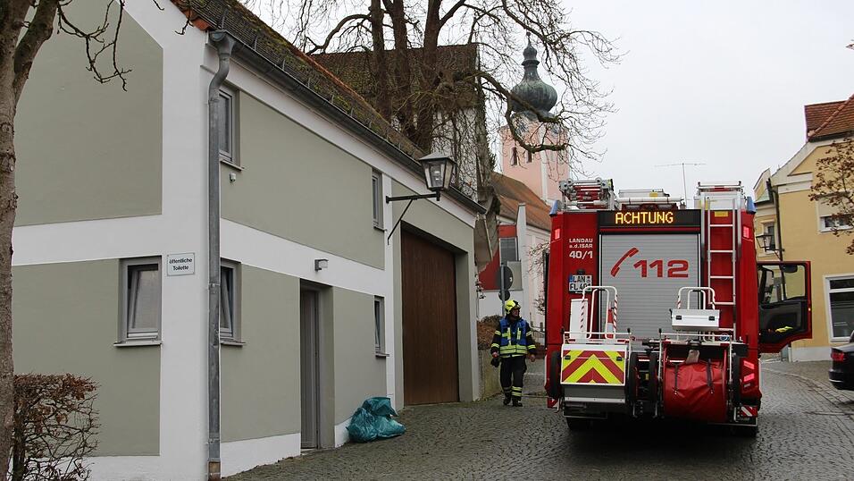 Die Feuerwehr kam zur Brandnachschau.
