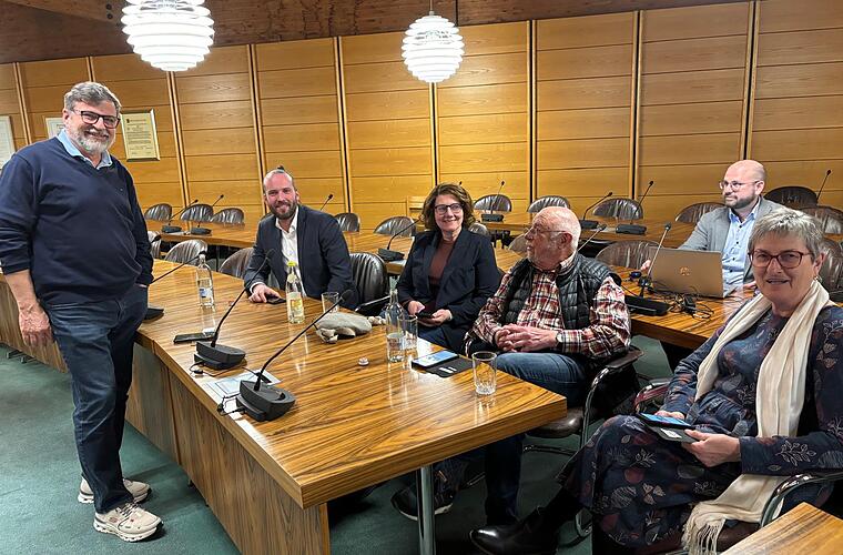 Ein bisschen Probesitzen tun die SPDler dann trotz des einstelligen Ergebnisses von Landratskandidat Steve Brachwitz.