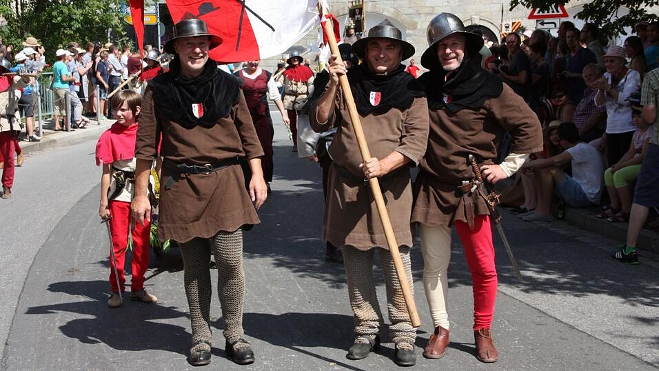 Die schönsten Augenblicke des historischen Drachenstich-Festzuges 2016. Die schönsten Augenblicke des historischen Drachenstich-Festzuges 2016.
