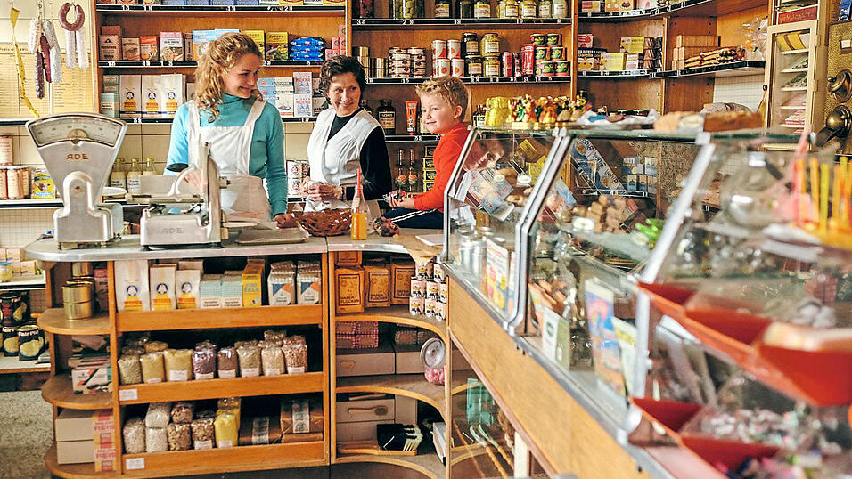 Im Ruhrpott der 70er Jahre: In Hans-Peters (Julius Weckauf, rechts) fr&ouml;hlicher und feierw&uuml;tiger Verwandtschaft haben patente Frauen das Sagen.