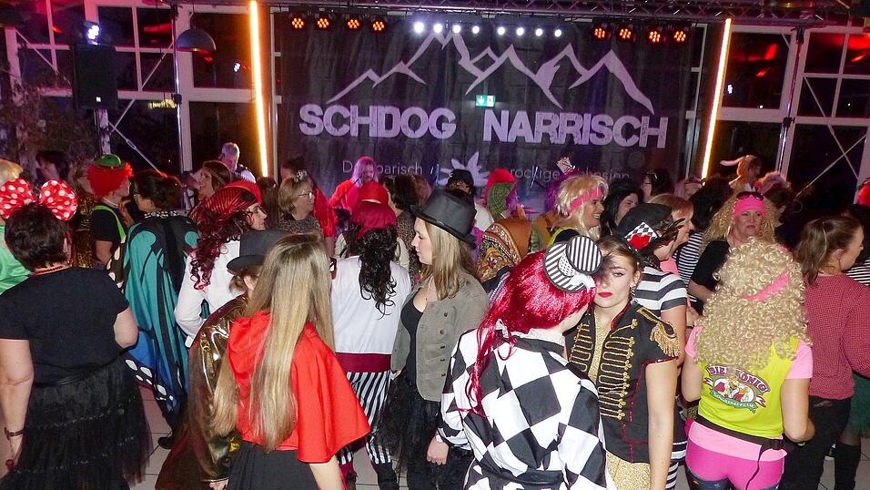 Viele bunte Masken tummelten sich beim Weiberfasching.