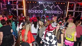 Viele bunte Masken tummelten sich beim Weiberfasching. Viele bunte Masken tummelten sich beim Weiberfasching.