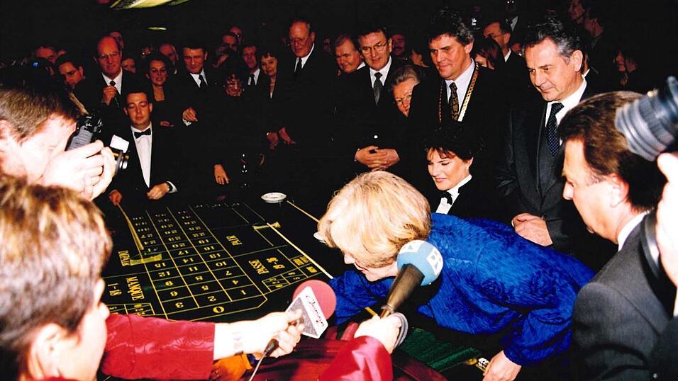 Spielbankeröffnung im Februar 2000: Finanzminister Kurt Faltlhauser (2.v.r.) ließ die erste Kugel im 'Blauen Edelstein' rollen. Spielbankeröffnung im Februar 2000: Finanzminister Kurt Faltlhauser (2.v.r.) ließ die erste Kugel im 'Blauen Edelstein' rollen.