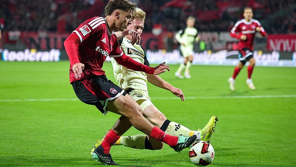 N&uuml;rnbergs Fernandez (vorne) im Zweikampf mit Kaiserslautern-Profi Haas.