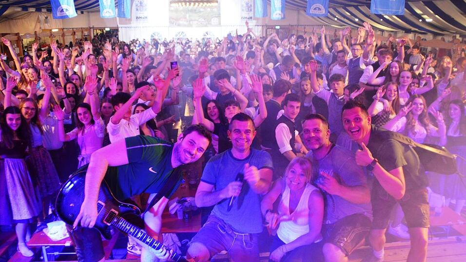 Die Band 'Notausstieg' heizte dem begeisterten Publikum kr&auml;ftig ein.