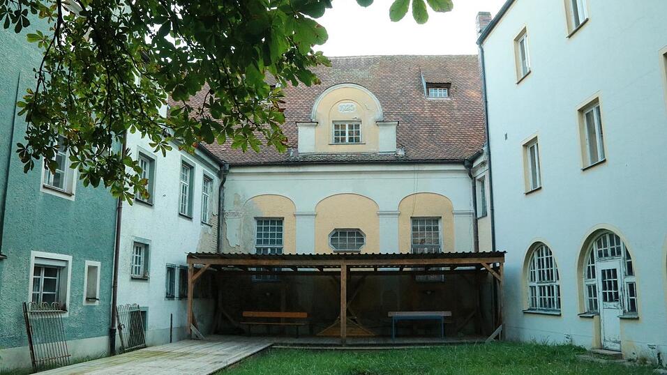Blick in den Garten des Dechanthofs im letzten Sommer. In der Bildmitte die bis vor kurzem von innen zugemauerten Fenster des Saals. Blick in den Garten des Dechanthofs im letzten Sommer. In der Bildmitte die bis vor kurzem von innen zugemauerten Fenster des Saals.