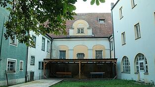 Blick in den Garten des Dechanthofs im letzten Sommer. In der Bildmitte die bis vor kurzem von innen zugemauerten Fenster des Saals.