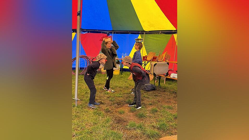 Die Clowngruppe übt Pantomime in Zweiergruppen.