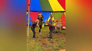 Die Clowngruppe übt Pantomime in Zweiergruppen.