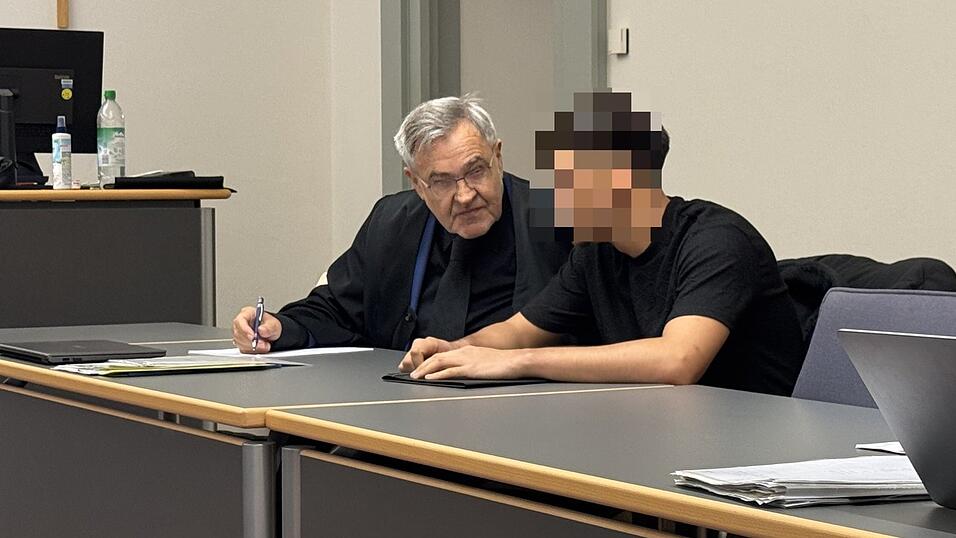 Peter Hofmann (links) und Maximilian Keser verteidigen den 21-jährigen Angeklagten.