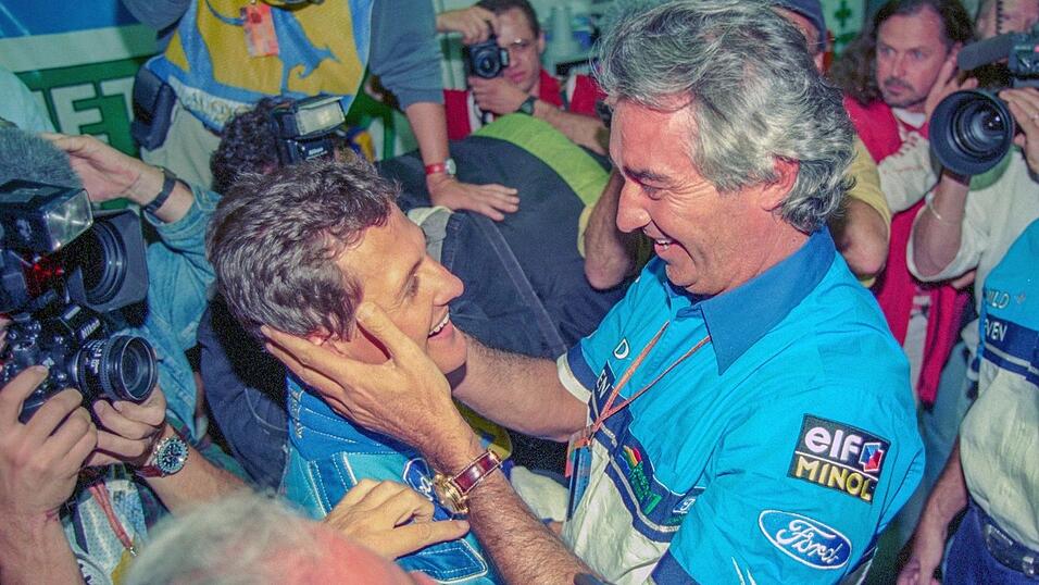 Nach seinem ersten Gesamtsieg in der Fahrer-WM 1994 wird Schumacher (l) von seinem Teamchef Flavio Briatore herzlich empfangen. (Archivbild)