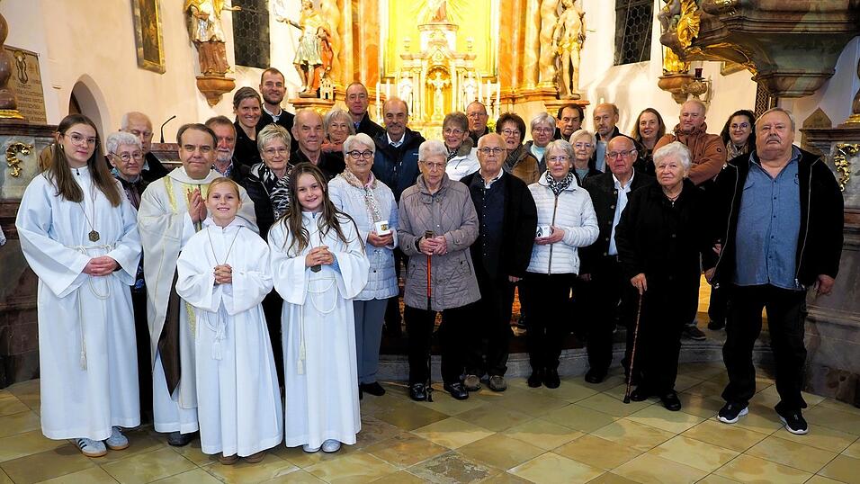 Am Ende des Gottesdienstes stellten sich alle Ehepaare, die in diesem Jahr ein rundes oder halbrundes Jubil&auml;um feiern konnten, mit Pfarrer Josef Gallmeier und den Ministranten zu einem gemeinsamen Erinnerungsfoto.