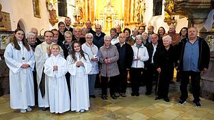 Am Ende des Gottesdienstes stellten sich alle Ehepaare, die in diesem Jahr ein rundes oder halbrundes Jubiläum feiern konnten, mit Pfarrer Josef Gallmeier und den Ministranten zu einem gemeinsamen Erinnerungsfoto. Am Ende des Gottesdienstes stellten sich alle Ehepaare, die in diesem Jahr ein rundes oder halbrundes Jubiläum feiern konnten, mit Pfarrer Josef Gallmeier und den Ministranten zu einem gemeinsamen Erinnerungsfoto.