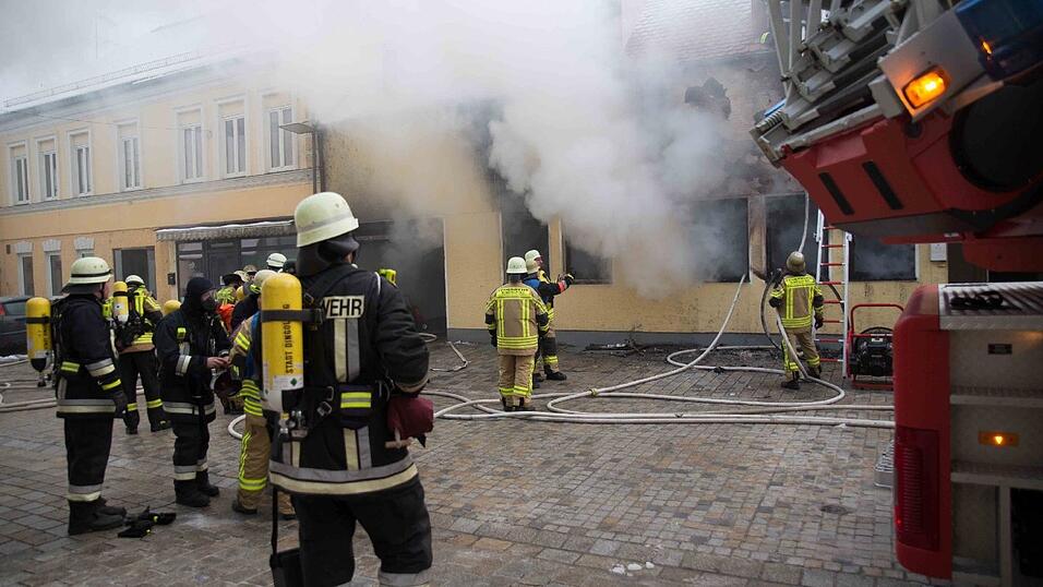 Inmitten dieses brennenden Hauses in der Griesgasse in Dingolfing entdeckte die Feuerwehr die Leiche.