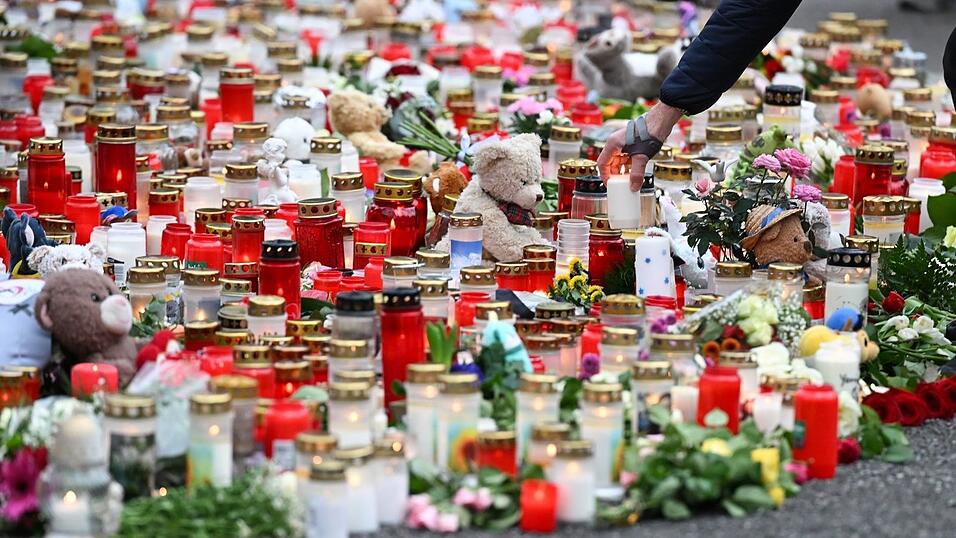 Kerzen, Blumen und Plüschtiere zeigen die Anteilnahme der Menschen.