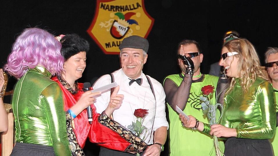 Die Vorsitzenden Manfred Stadler (Mitte) und Margit Wisheu (Mitte) dankten den Trainerinnen Maria Stadler und Lisa Sedlmeier.