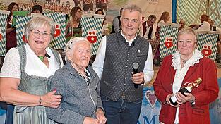Seniorenreferentin Karin Linz (l.) und Bürgermeister Josef Dollinger (3.v.l.) gratulierten am Seniorennachmittag Anna Strasser (2.v.l.) als ältester Besucherin im Festzelt und Walburga Detterbeck (r.), die an diesem Tag ihren 76. Geburtstag feierte.