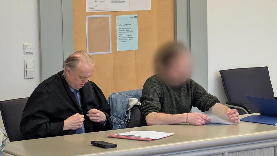 Mit der Teilnahme an einer Trauergruppe für hinterbliebene Geschwister meint der Exhibitionist, sein Problem recht gut aufgearbeitet zu haben. Das Amtsgericht zog ihm am Donnerstag diesen Zahn. Mit der Teilnahme an einer Trauergruppe für hinterbliebene Geschwister meint der Exhibitionist, sein Problem recht gut aufgearbeitet zu haben. Das Amtsgericht zog ihm am Donnerstag diesen Zahn.