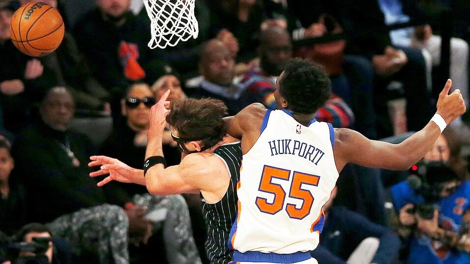 NBA-Star Franz Wagner (links) wird von seinem deutschen Landsmann und Gegenspieler Ariel Hukporti folgenschwer gefoult. NBA-Star Franz Wagner (links) wird von seinem deutschen Landsmann und Gegenspieler Ariel Hukporti folgenschwer gefoult.