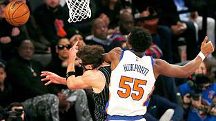 NBA-Star Franz Wagner (links) wird von seinem deutschen Landsmann und Gegenspieler Ariel Hukporti folgenschwer gefoult. NBA-Star Franz Wagner (links) wird von seinem deutschen Landsmann und Gegenspieler Ariel Hukporti folgenschwer gefoult.