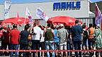 Beschäftigte des Autozulieferers Mahle versammelten sich zum Streik vor dem Werk. Beschäftigte des Autozulieferers Mahle versammelten sich zum Streik vor dem Werk.