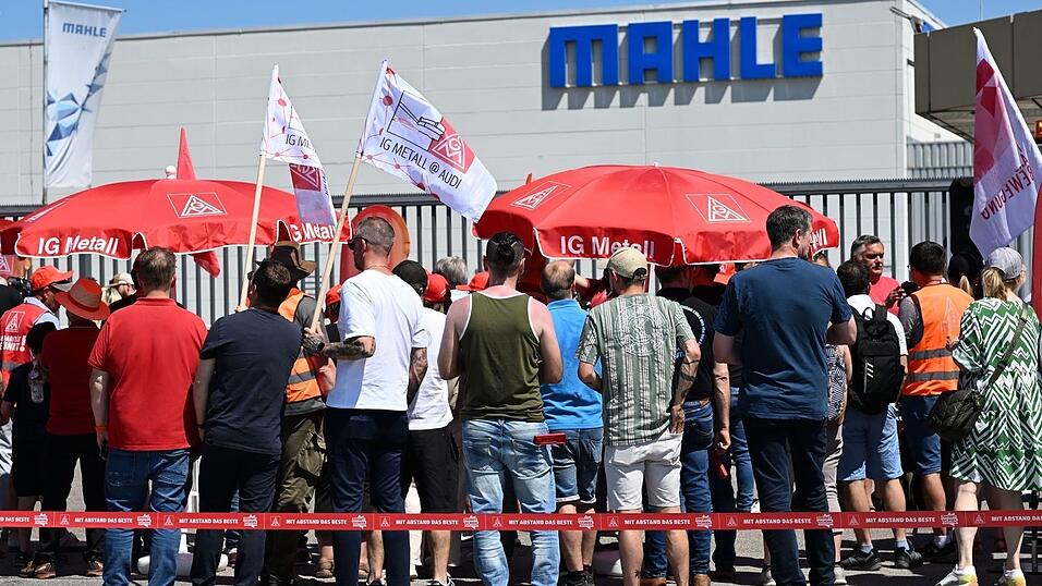 Beschäftigte des Autozulieferers Mahle versammelten sich zum Streik vor dem Werk. Beschäftigte des Autozulieferers Mahle versammelten sich zum Streik vor dem Werk.