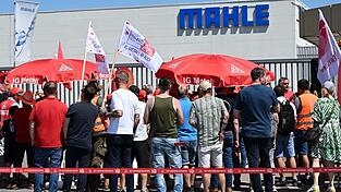 Beschäftigte des Autozulieferers Mahle versammelten sich zum Streik vor dem Werk. Beschäftigte des Autozulieferers Mahle versammelten sich zum Streik vor dem Werk.