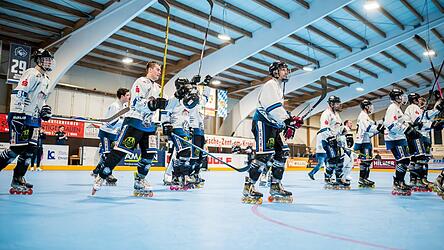 Der IHC Atting hat den Klassenerhalt in der 1. Skaterhockey-Bundesliga sicher. Nach dem Rückzug der Eagles Essen-West aus dem Spielbetrieb können die Wölfe unabhängig vom Saisonverlauf bereits für die Spielzeit 2027 planen. Der IHC Atting hat den Klassenerhalt in der 1. Skaterhockey-Bundesliga sicher. Nach dem Rückzug der Eagles Essen-West aus dem Spielbetrieb können die Wölfe unabhängig vom Saisonverlauf bereits für die Spielzeit 2027 planen.