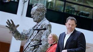 Im Schatten Willy Brandts: Bärbel Bas und Lars Klingbeil vor der Statue des ehemaligen SPD-Bundeskanzlers in der Parteizentrale Im Schatten Willy Brandts: Bärbel Bas und Lars Klingbeil vor der Statue des ehemaligen SPD-Bundeskanzlers in der Parteizentrale