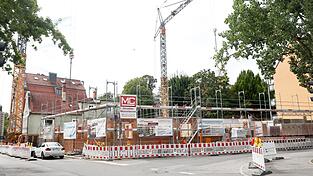 Der Rohbau am Isargestade entsteht bereits. Bei den gestalterischen Details ist nach den Kontroversen im Fr&uuml;hjahr bis zuletzt nachgebessert worden.