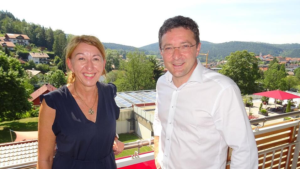 Mitinhaberin Marita Urban informiert den Landtagsabgeordneten Max Gibis &uuml;ber die Silberberg-Klinik Bodenmais.