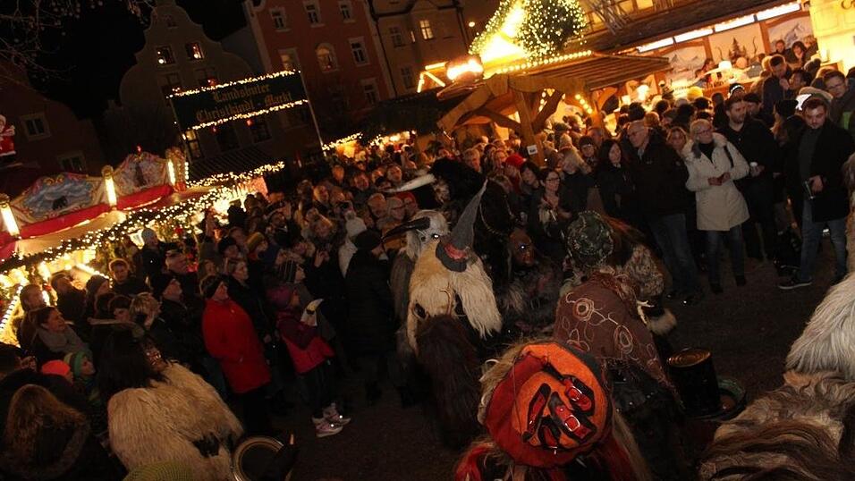 Die Perchtengruppe 'Frisinger Fratz'n' trat am Mittwochabend auf dem Landshuter Christkindlmarkt auf. Die Perchtengruppe 'Frisinger Fratz'n' trat am Mittwochabend auf dem Landshuter Christkindlmarkt auf.