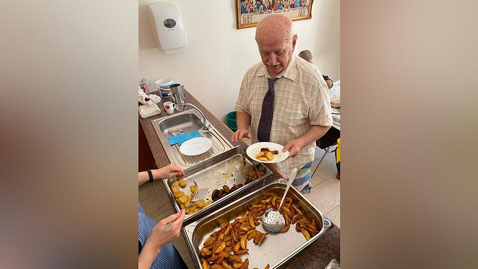 Hans Michalik-Saraga in der Suppenküche. Hans Michalik-Saraga in der Suppenküche.