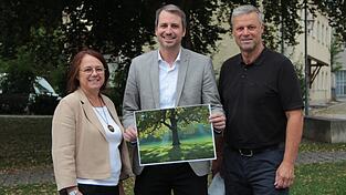 Freuen sich auf weitere neu gepflanzte Bäume in der Stadt: Kämmerin Gerlinde Radspieler (v.l.), Bürgermeister Matthias Kohlmayer und Umweltreferent und Stadtratsmitglied Thomas Muncz.