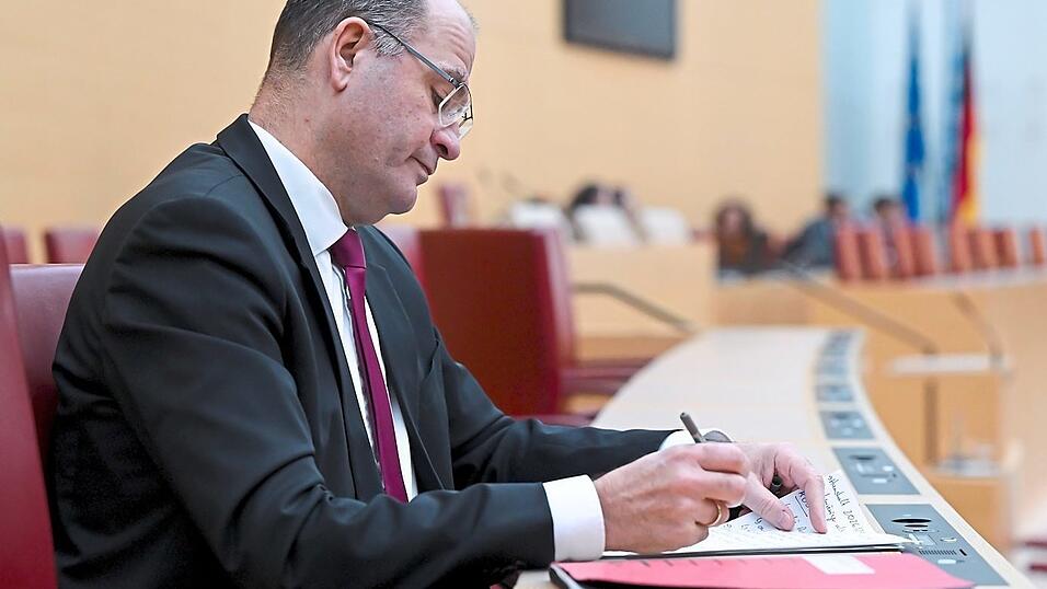 Der bayerische Finanzminister Albert Füracker verteidigt seine Planungen für den Haushalt 2026/27 ohne neue Schulden. Der bayerische Finanzminister Albert Füracker verteidigt seine Planungen für den Haushalt 2026/27 ohne neue Schulden.