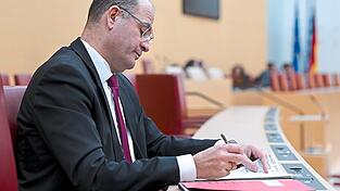 Der bayerische Finanzminister Albert Füracker verteidigt seine Planungen für den Haushalt 2026/27 ohne neue Schulden. Der bayerische Finanzminister Albert Füracker verteidigt seine Planungen für den Haushalt 2026/27 ohne neue Schulden.