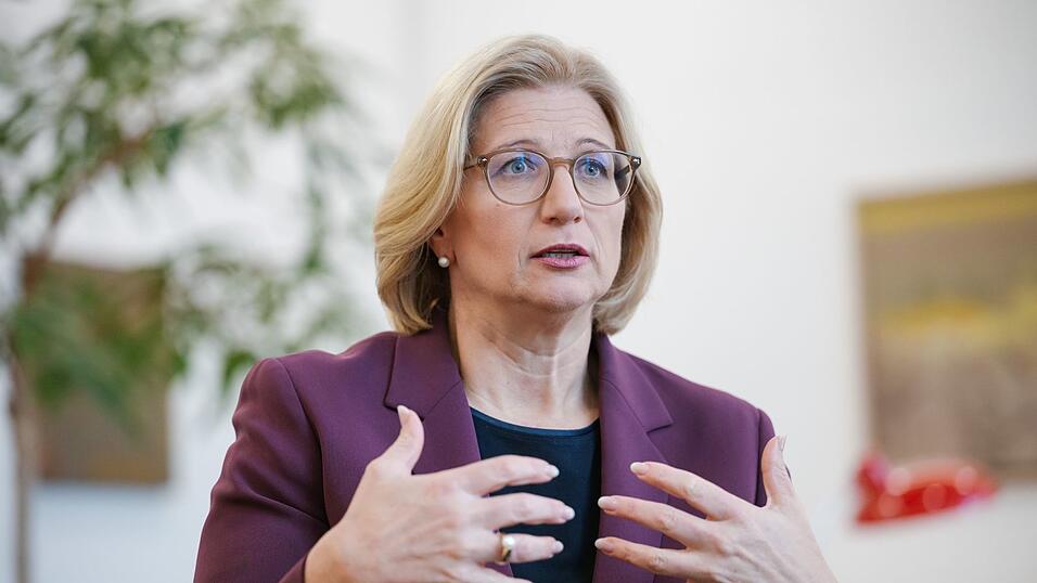 Die saarländische Ministerpräsidentin Anke Rehlinger äußert sich zur Frage, wer künftig Deutschlands Staatsoberhaupt sein soll. (Archivbild) Die saarländische Ministerpräsidentin Anke Rehlinger äußert sich zur Frage, wer künftig Deutschlands Staatsoberhaupt sein soll. (Archivbild)