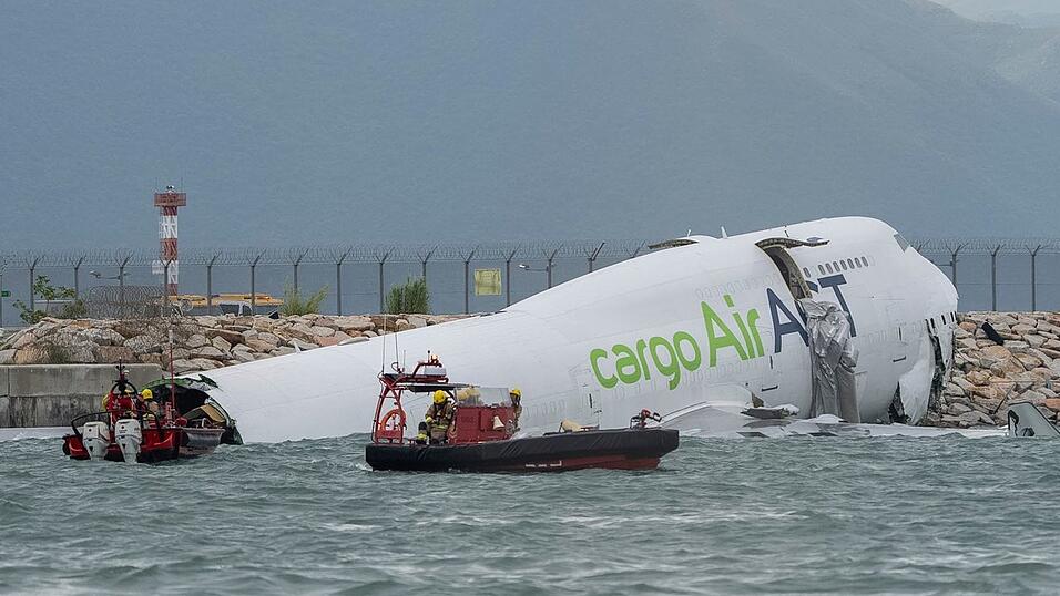 Die Frachtmaschine rutschte &uuml;ber die Landebahn hinaus ins Wasser.
