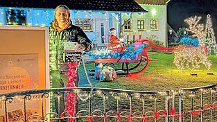 In Spendierlaune: Mit seinem Lichterzauber hat Manfred Rackow schon vorgelegt, wie man anderen eine Freude macht. Nun sollen möglichst viele Besucher seiner Weihnachtswelt mit einer kleinen Spende kranken Kindern im Haus Anna eine Freude machen. In Spendierlaune: Mit seinem Lichterzauber hat Manfred Rackow schon vorgelegt, wie man anderen eine Freude macht. Nun sollen möglichst viele Besucher seiner Weihnachtswelt mit einer kleinen Spende kranken Kindern im Haus Anna eine Freude machen.