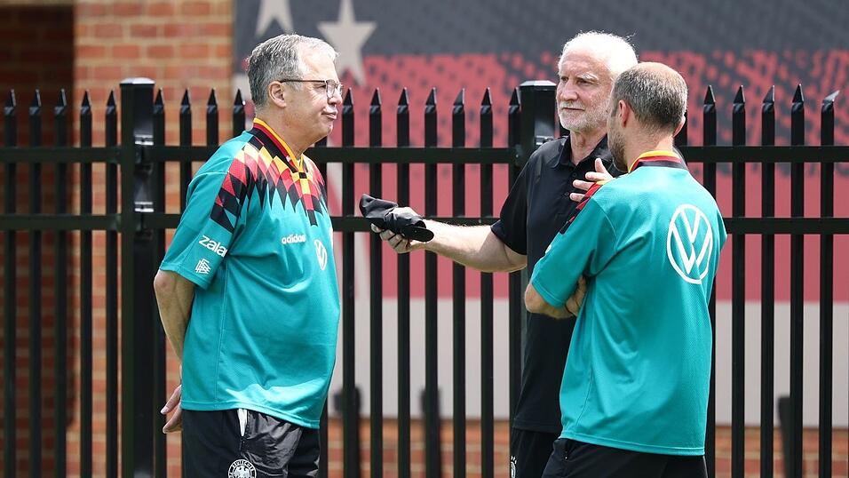 DFB-Gesch&auml;ftsf&uuml;hrer Andreas Rettig und Rudi V&ouml;ller haben beim Training viel zu bereden.